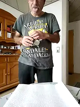 Snapshot of bottomhairy chatting on 12/06/24, 11:44 bottomhairy online show from 12/06/24, 11:44