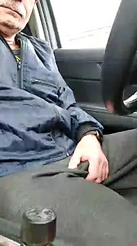 Snapshot of bottomhairy chatting on 12/19/24, 11:18 bottomhairy online show from 12/19/24, 11:18