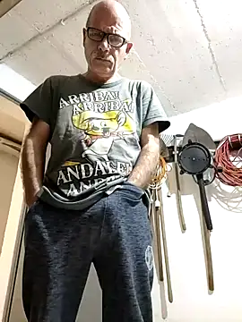 Snapshot of bottomhairy chatting on 02/27/25, 08:42 bottomhairy online show from 02/27/25, 08:42