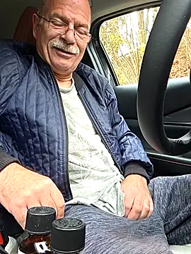 Snapshot of bottomhairy chatting on 11/12/25, 11:10 bottomhairy online show from 11/12/25, 11:10