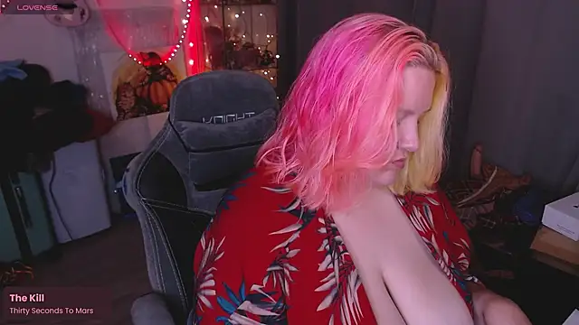 Snapshot of lissamuff chatting on 10/17/25, 09:45 lissamuff online show from 10/17/25, 09:45