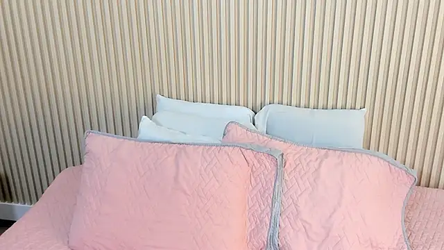 Snapshot of charlottebrowns_ chatting on 11/17/25, 01:39 charlottebrowns online show from 11/17/25, 01:39