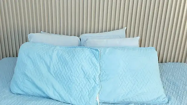 Snapshot of charlottebrowns_ chatting on 11/21/25, 12:15 charlottebrowns online show from 11/21/25, 12:15