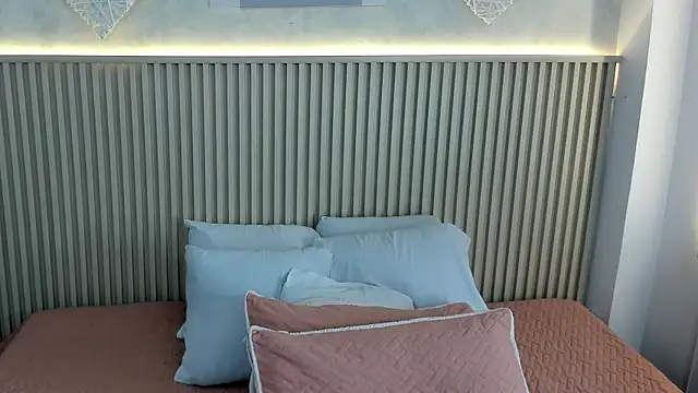 Snapshot of charlottebrowns_ chatting on 12/18/25, 12:22 charlottebrowns online show from 12/18/25, 12:22