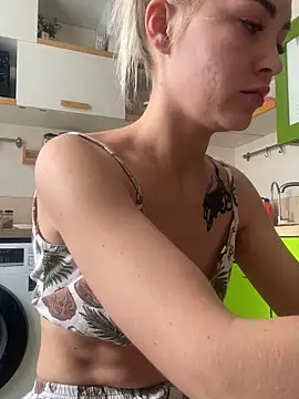 Snapshot of DreamGirl-777 chatting on 10/06/25, 08:23 DreamGirl-777 online show from 10/06/25, 08:23