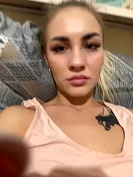 Snapshot of DreamGirl-777 chatting on 10/23/25, 01:54 DreamGirl-777 online show from 10/23/25, 01:54