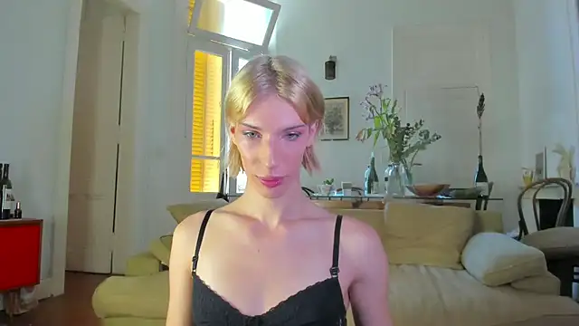 Snapshot of AliceSnowCatt chatting on 12/04/25, 04:59 AliceSnowCatt online show from 12/04/25, 04:59