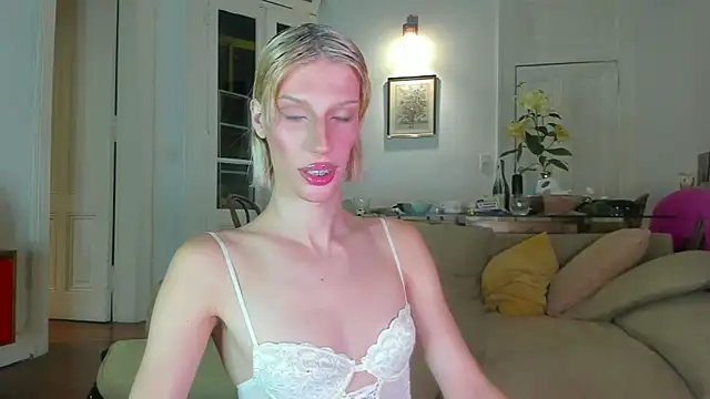 Snapshot of AliceSnowCatt chatting on 12/16/25, 12:15 AliceSnowCatt online show from 12/16/25, 12:15