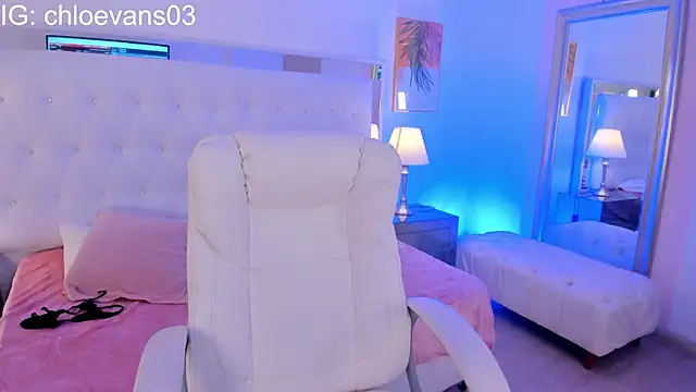 Chloe evans   online show from 11/19/25, 11:43