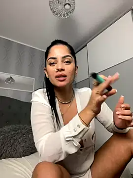 Snapshot of _adelle chatting on 12/05/24, 02:22 adelle online show from 12/05/24, 02:22