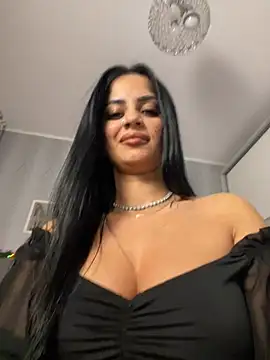 Snapshot of _adelle chatting on 12/13/24, 03:32 adelle online show from 12/13/24, 03:32