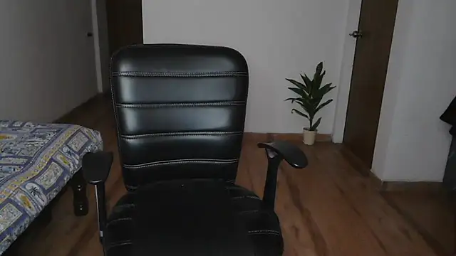 Snapshot of Suzie_darling chatting on 11/26/25, 02:45 Suzie darling online show from 11/26/25, 02:45