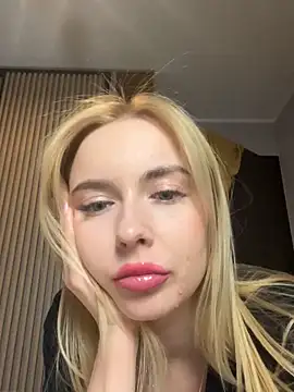 Snapshot of Nicole_blonde0 chatting on 02/07/25, 12:09 Nicole blonde0 online show from 02/07/25, 12:09