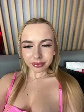 Snapshot of Nicole_blonde0 chatting on 02/24/25, 01:31 Nicole blonde0 online show from 02/24/25, 01:31