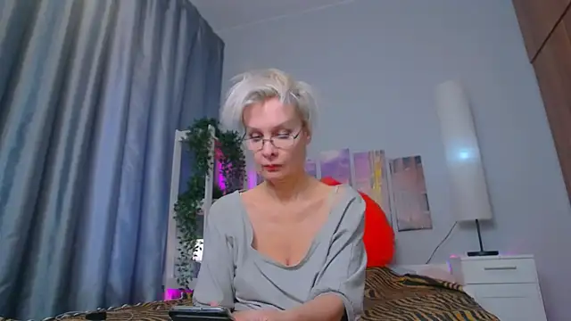 Snapshot of HelgaHimmell chatting on 02/15/25, 10:44 HelgaHimmell online show from 02/15/25, 10:44