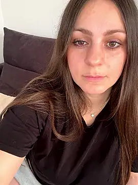 Snapshot of Loella-Rose chatting on 12/14/25, 12:10 Loella-Rose online show from 12/14/25, 12:10