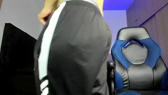 Snapshot of male_pussy chatting on 10/11/25, 05:00 male pussy online show from 10/11/25, 05:00