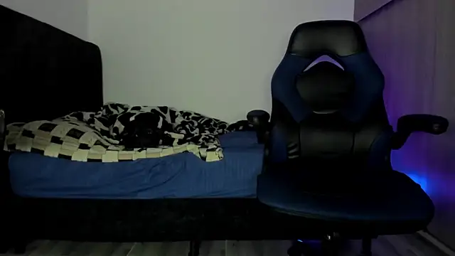 Snapshot of male_pussy chatting on 10/28/25, 05:33 male pussy online show from 10/28/25, 05:33