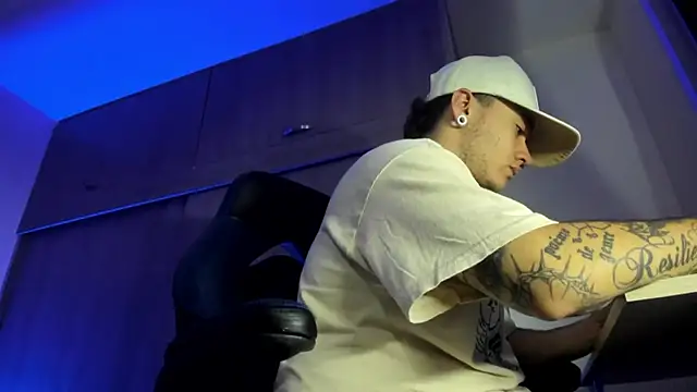 Snapshot of male_pussy chatting on 11/03/25, 01:51 male pussy online show from 11/03/25, 01:51