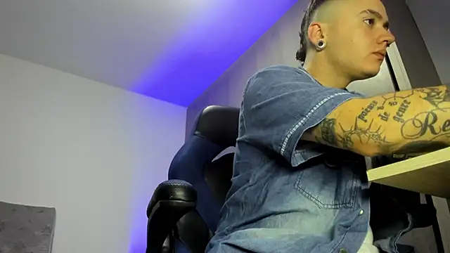 Snapshot of male_pussy chatting on 11/07/25, 04:23 male pussy online show from 11/07/25, 04:23