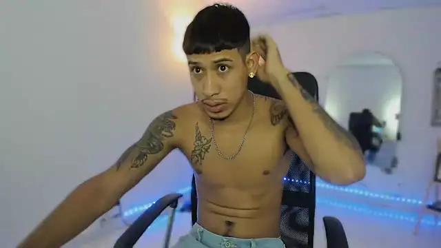 Snapshot of slim_master12 chatting on 12/17/25, 09:32 slim master12 online show from 12/17/25, 09:32