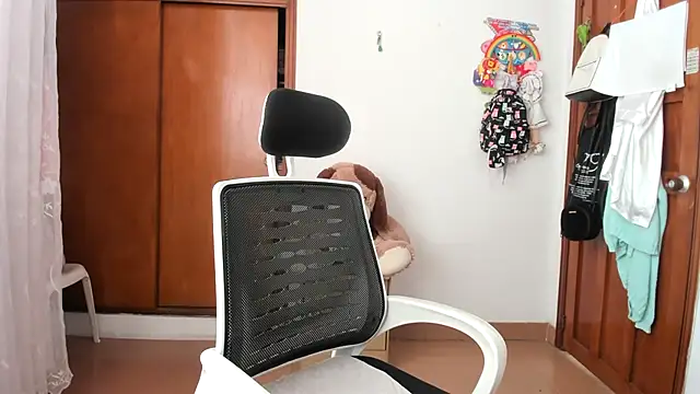 Snapshot of Adele_johnsonn1 chatting on 10/29/25, 03:03 Adele johnsonn1 online show from 10/29/25, 03:03