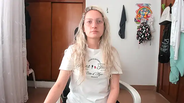 Snapshot of Adele_johnsonn1 chatting on 11/20/25, 04:07 Adele johnsonn1 online show from 11/20/25, 04:07