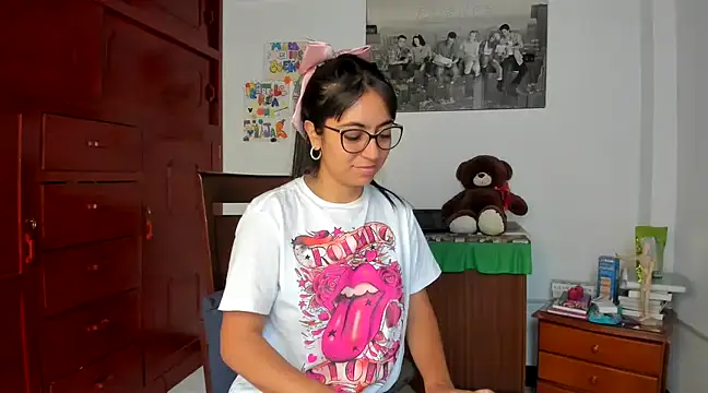 Isabellaa22 1 online show from 12/23/24, 01:45