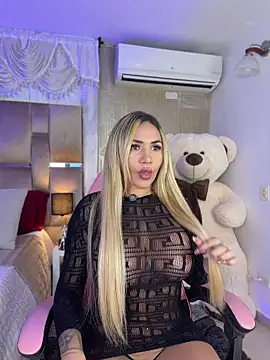 Snapshot of Celestemilan chatting on 07/10/26, 08:00 Celestemilan online show from 07/10/26, 08:00