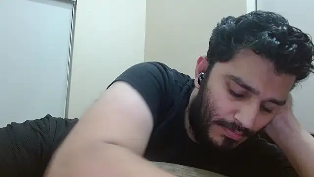 Snapshot of robintoit chatting on 11/17/25, 02:45 robintoit online show from 11/17/25, 02:45