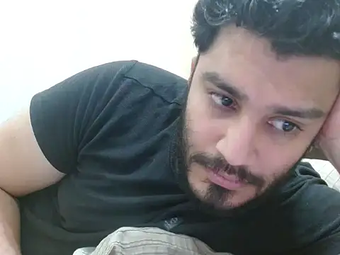 Snapshot of robintoit chatting on 11/18/25, 03:01 robintoit online show from 11/18/25, 03:01