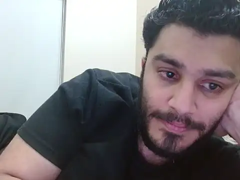 Snapshot of robintoit chatting on 11/18/25, 05:28 robintoit online show from 11/18/25, 05:28