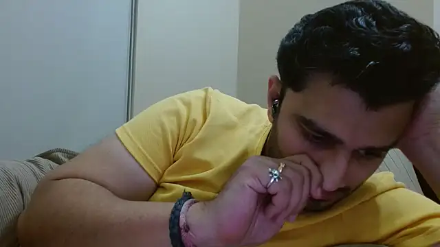 Snapshot of robintoit chatting on 11/22/25, 05:01 robintoit online show from 11/22/25, 05:01