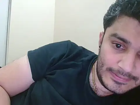 Snapshot of robintoit chatting on 11/25/25, 04:40 robintoit online show from 11/25/25, 04:40