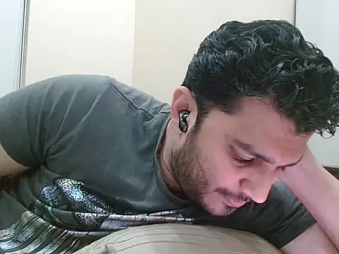 Snapshot of robintoit chatting on 11/30/25, 04:11 robintoit online show from 11/30/25, 04:11