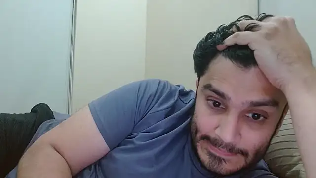 Snapshot of robintoit chatting on 12/14/25, 01:49 robintoit online show from 12/14/25, 01:49