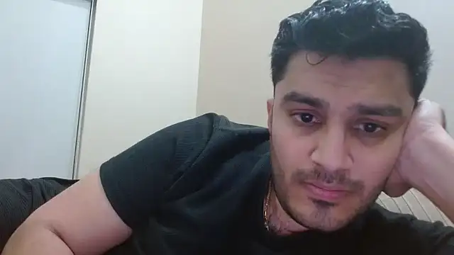 Snapshot of robintoit chatting on 12/22/25, 04:26 robintoit online show from 12/22/25, 04:26