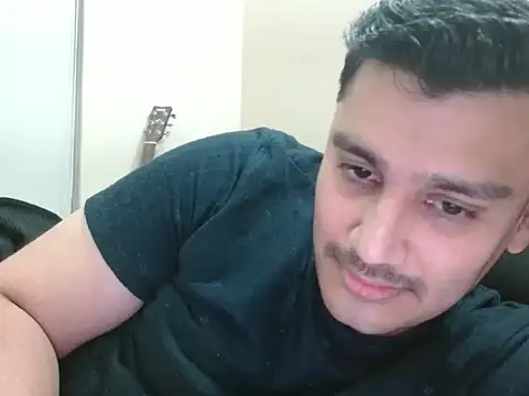 Snapshot of robintoit chatting on 04/15/26, 01:07 robintoit online show from 04/15/26, 01:07