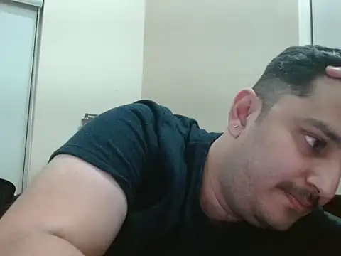 Snapshot of robintoit chatting on 04/15/26, 07:58 robintoit online show from 04/15/26, 07:58