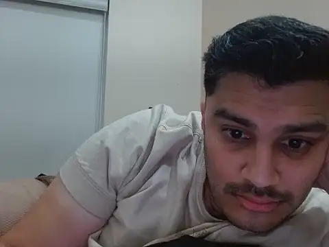 Snapshot of robintoit chatting on 04/17/26, 01:19 robintoit online show from 04/17/26, 01:19