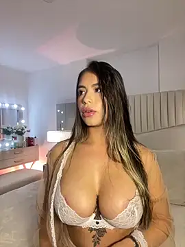 Snapshot of _laura_02 chatting on 11/19/25, 11:16 laura 02 online show from 11/19/25, 11:16