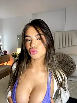 Snapshot of _laura_02 chatting on 11/28/25, 05:04 laura 02 online show from 11/28/25, 05:04