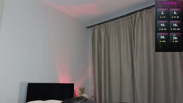 Snapshot of R1mmo__ chatting on 11/13/25, 12:37 R1mmo online show from 11/13/25, 12:37