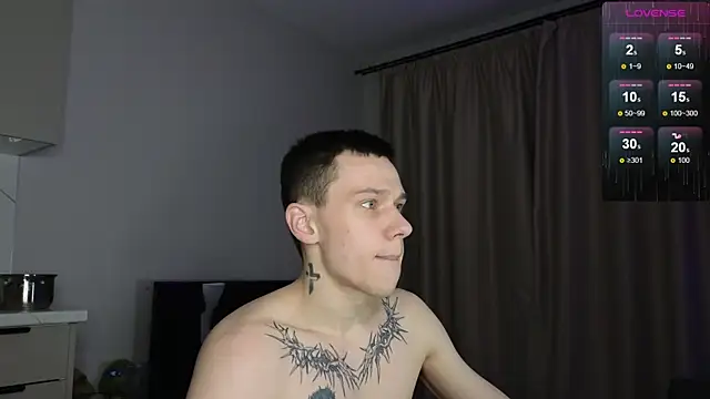 Snapshot of R1mmo__ chatting on 12/14/25, 04:29 R1mmo online show from 12/14/25, 04:29