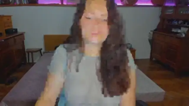 Snapshot of SoftlyShine chatting on 12/18/25, 06:47 SoftlyShine online show from 12/18/25, 06:47