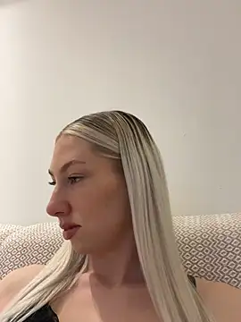 LuisaBecker online show from 03/10/25, 05:18
