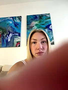 Snapshot of LuisaBecker chatting on 11/15/25, 09:28 LuisaBecker online show from 11/15/25, 09:28