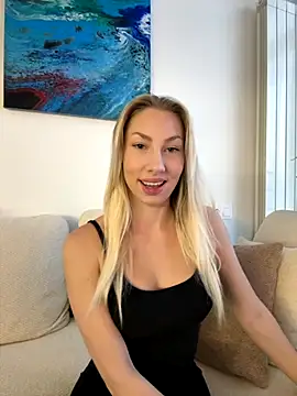 Snapshot of LuisaBecker chatting on 12/05/25, 01:20 LuisaBecker online show from 12/05/25, 01:20