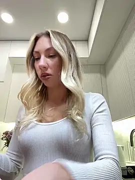 Snapshot of LuisaBecker chatting on 12/15/25, 01:59 LuisaBecker online show from 12/15/25, 01:59