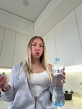 Snapshot of LuisaBecker chatting on 01/09/26, 09:45 LuisaBecker online show from 01/09/26, 09:45